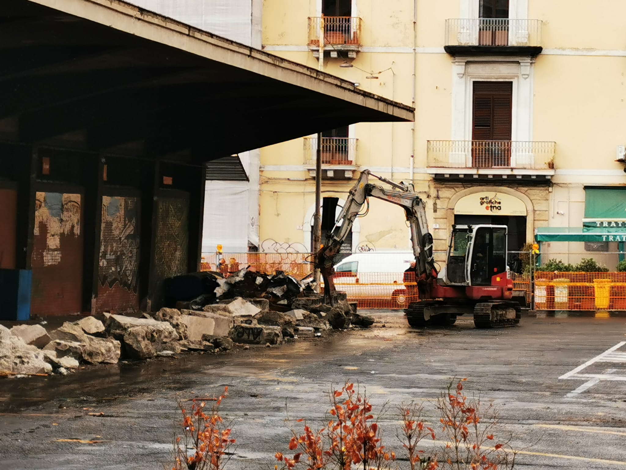 Sgombero in Piazza Pietro Lupo: al via la demolizione