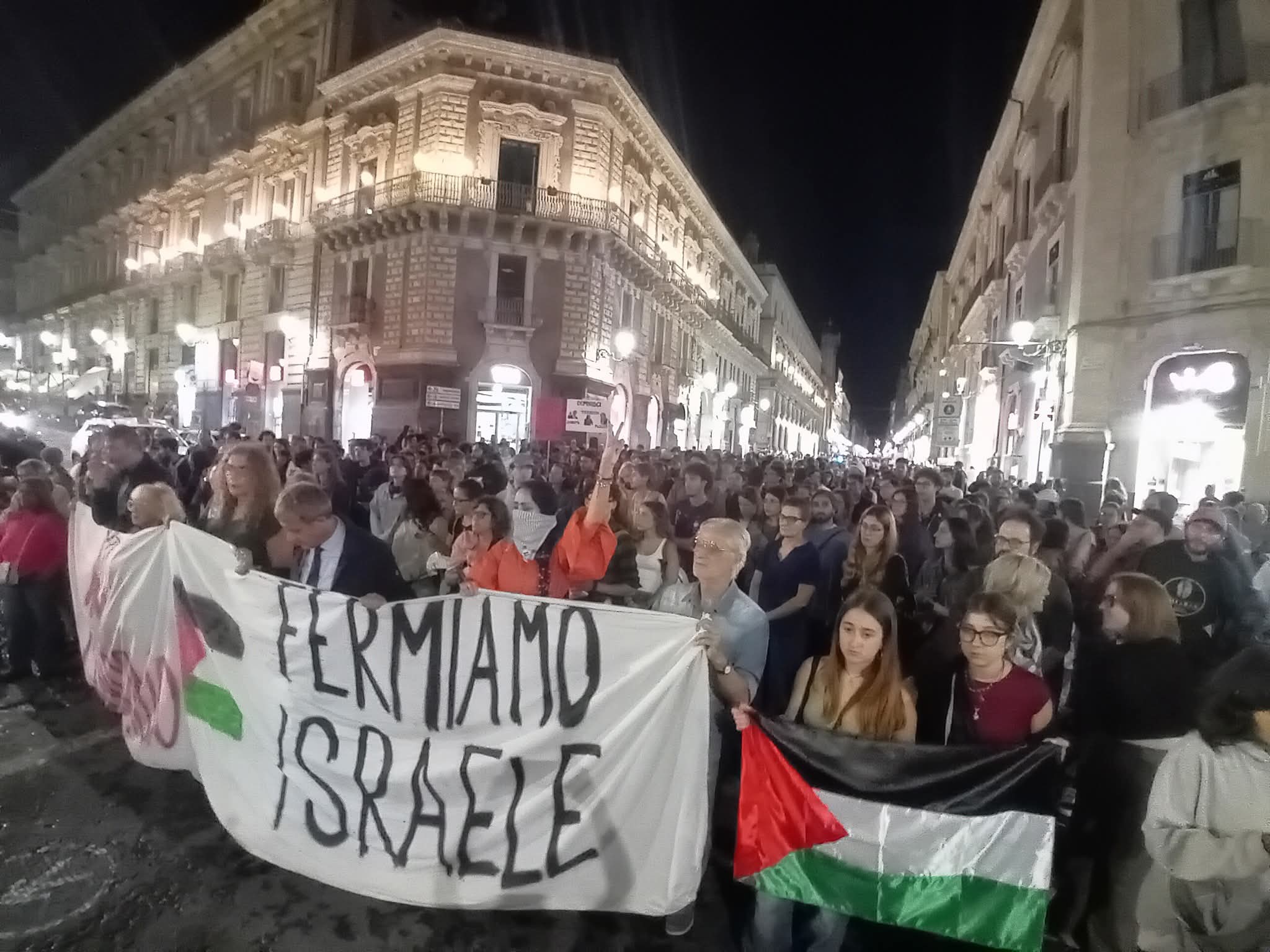 Catania, presidio «Fermiamo la guerra» in piazza Stesicoro