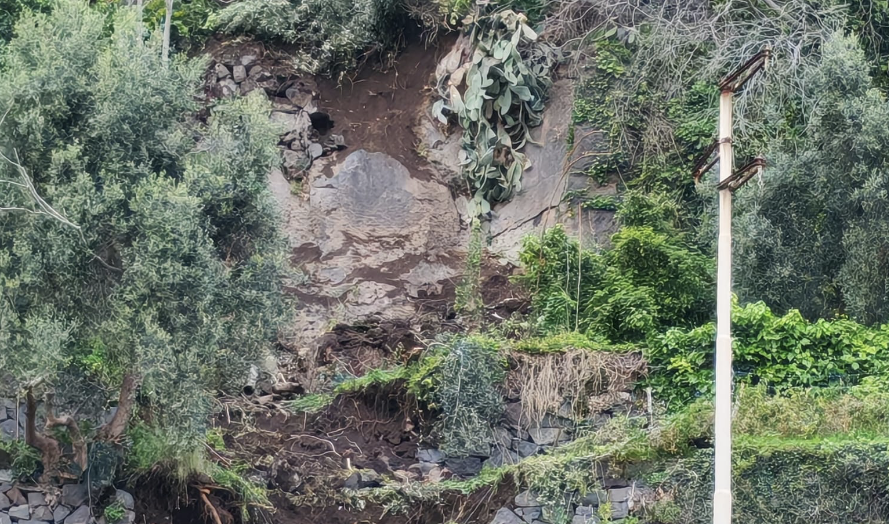 Acireale, masso si stacca dalla Timpa: nessun ferito, strada chiusa