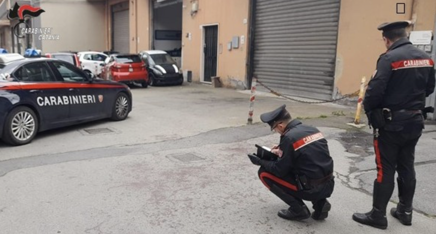 Acireale, lite tra ex compagno e rivale finisce a coltellate Acireale, lite tra ex compagno e rivale finisce a coltellate