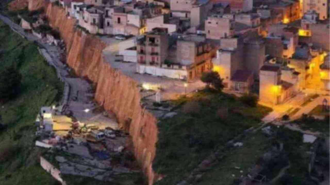 Anci incontro Niscemi – 20260316 FreePressOnline Frana di Niscemi, indagati ex governatori e Musumeci