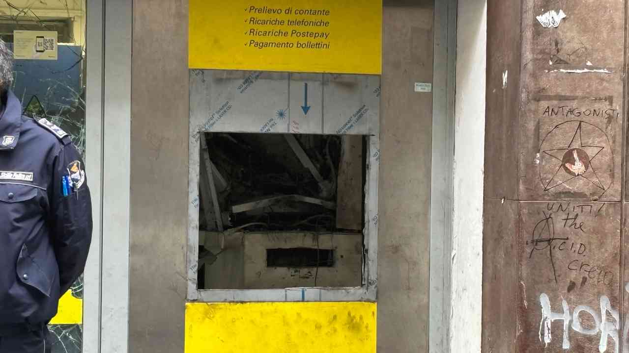 Bomba al Postamat di Via Dottor Consoli | Ufficio completamente distrutto | LE FOTO