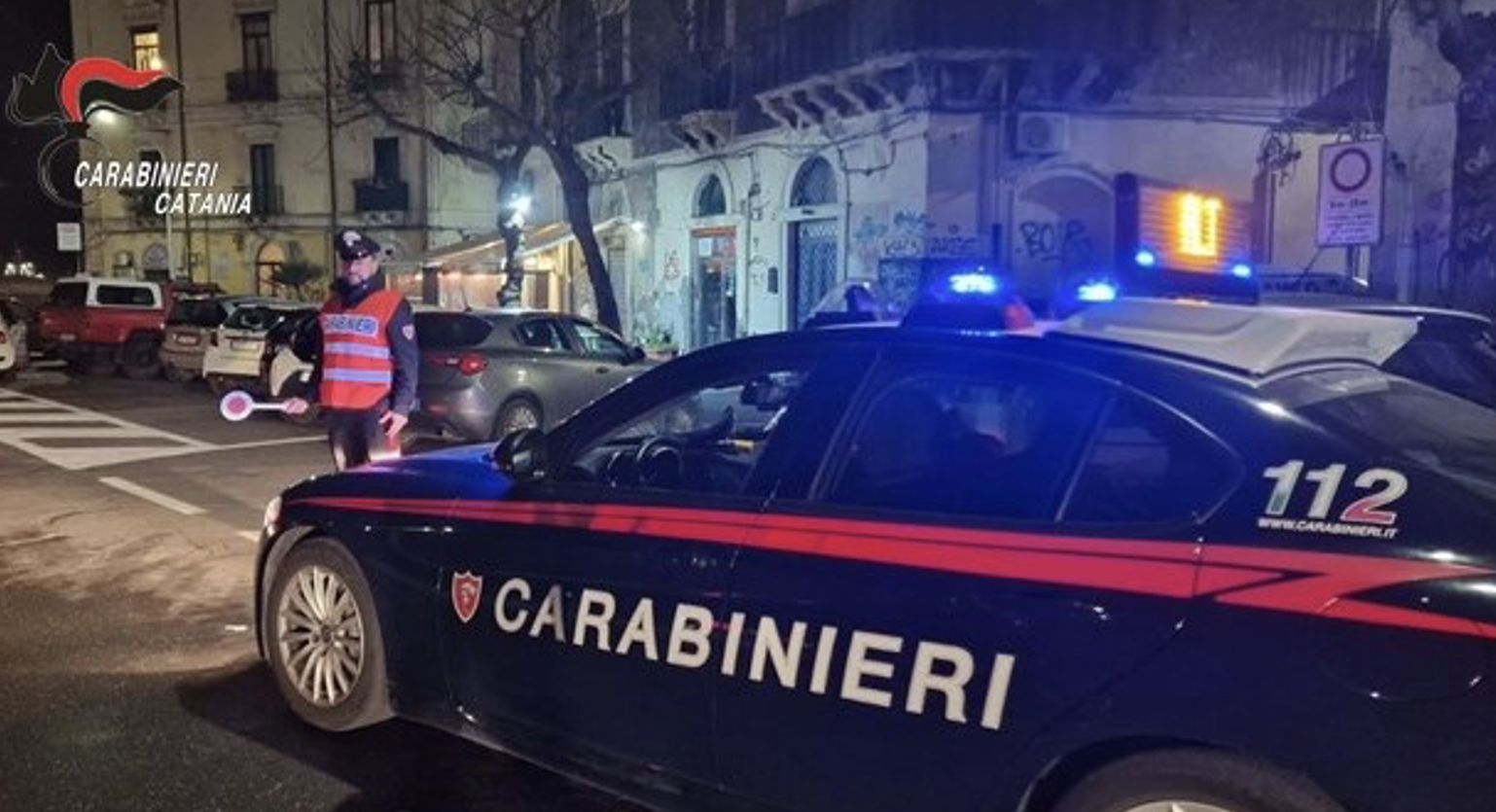 Catania, sorpresi a rubare grondaie di rame da un palazzo