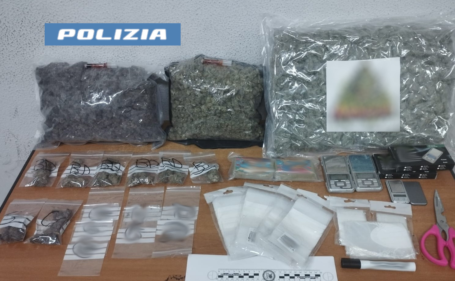 Catania, 19enne arrestata con 2,7 kg di marijuana