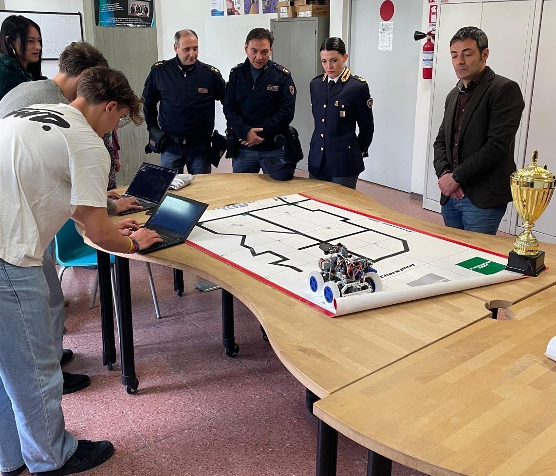 – CYBERBULLISMO, DEEPFAKE E UTILIZZO DEI SOCIAL I CONSIGLI PRATICI DELLA POLIZIA DI STATO AGLI STUDENTI DELL’ISTITUTO “FERMI-GUTTUSO” DI GIARRE 1 Polizia a scuola: web sicuro a Giarre