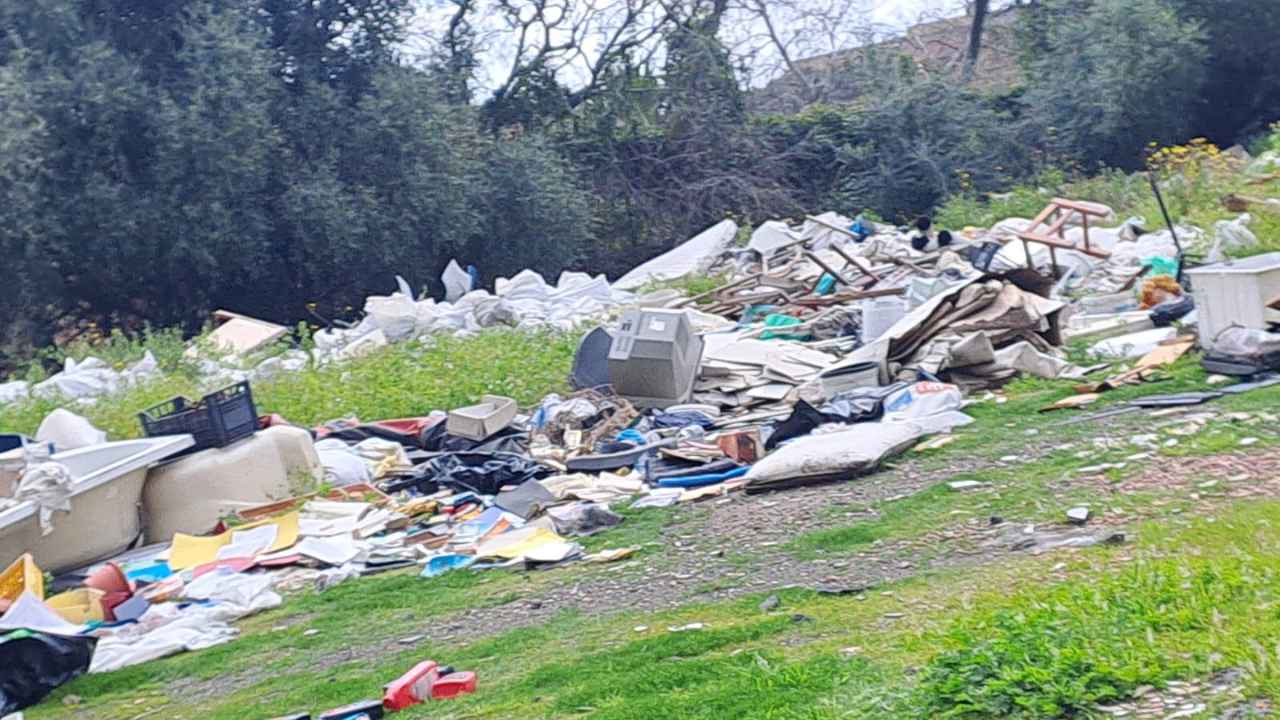 Blitz ambientale: sequestrate tre discariche abusive e mezzi con rifiuti