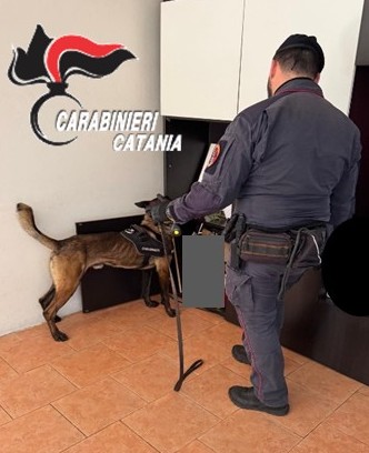 Belpasso, 18enne lancia la cocaina dal balcone