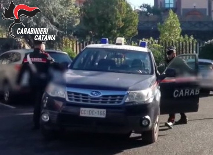 Foto Belpasso (CT) Belpasso, ai domiciliari ma in strada: denunciato