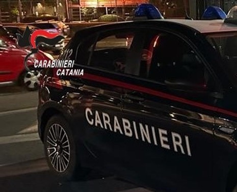 Catania, spaccio: fermato con droga e coltelli