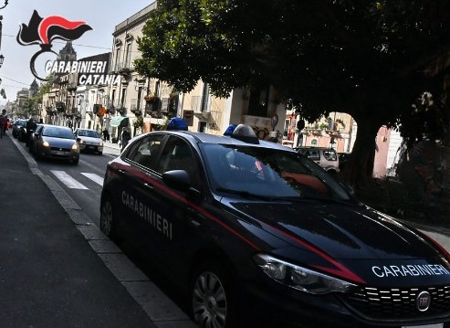 Foto Piazza Dante Borgo: droga consegnata in strada, arrestata 48enne