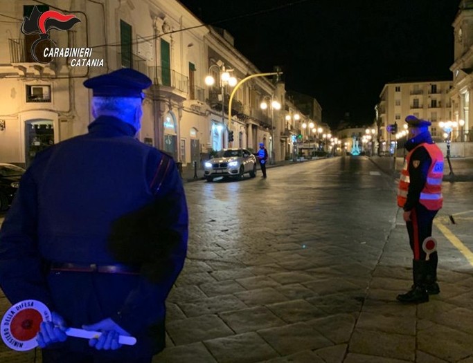 Evade dai domiciliari per parlare con gli amici