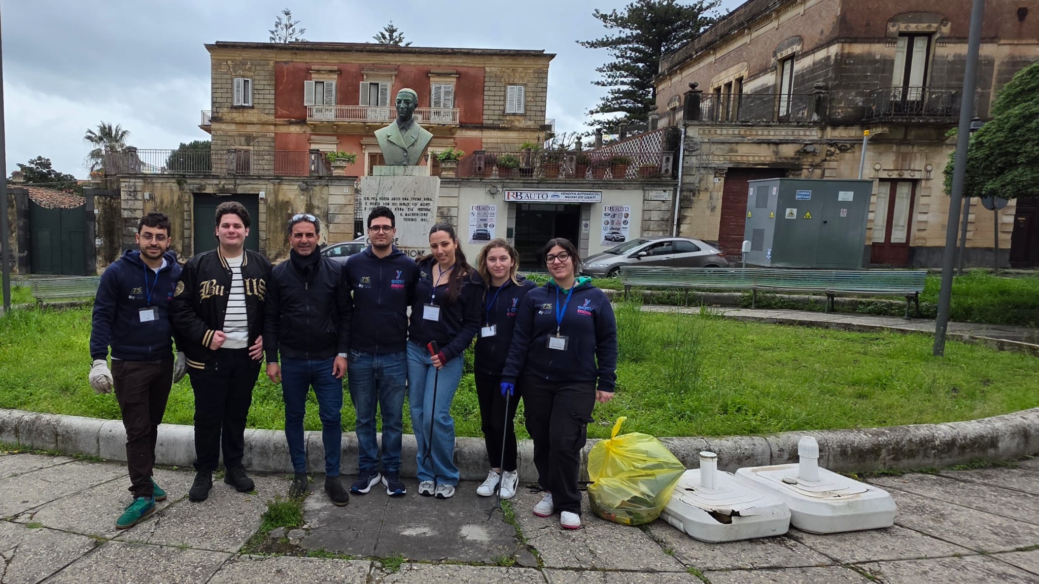 Foto Giarre, pulizia in piazza con la Pro Loco