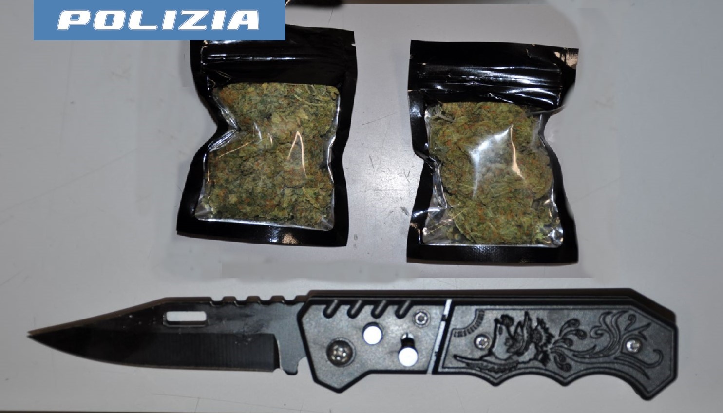 Adrano, in auto con marijuana e coltello: denunciati due giovani