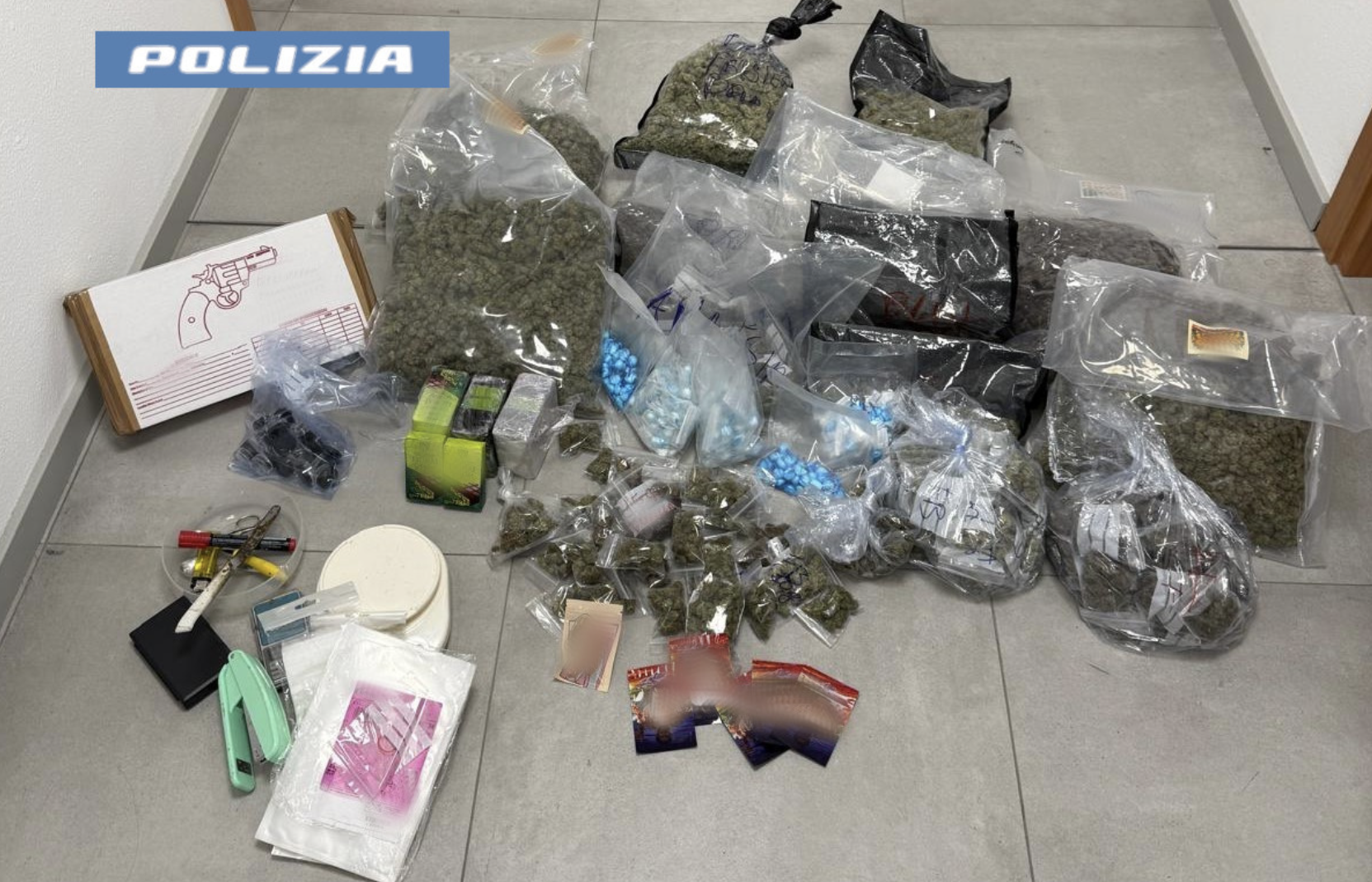 MARIJUANA Pistola in camera da letto e chili di droga nel ripostiglio