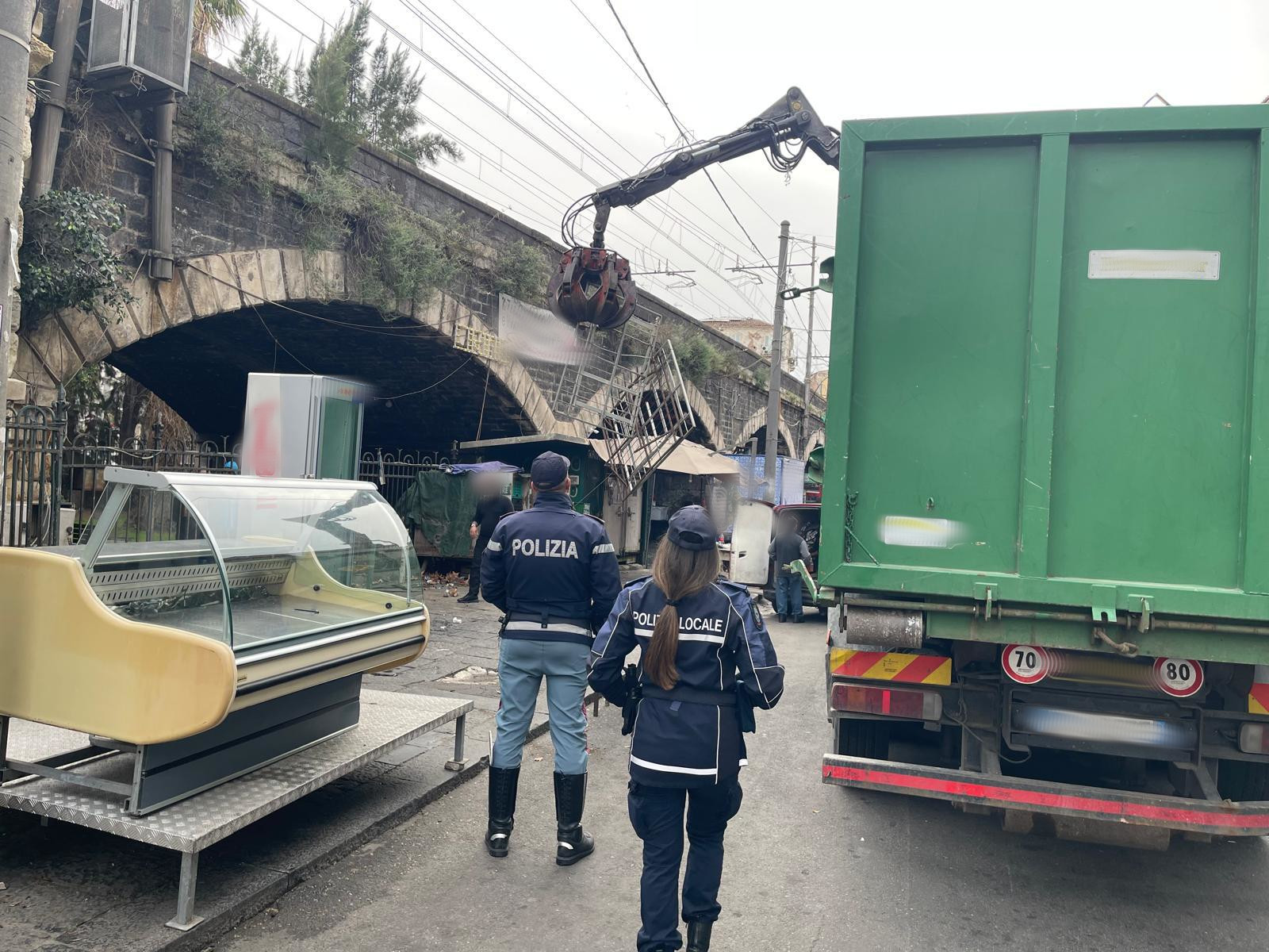 Blitz antiabusivismo in via Dusmet