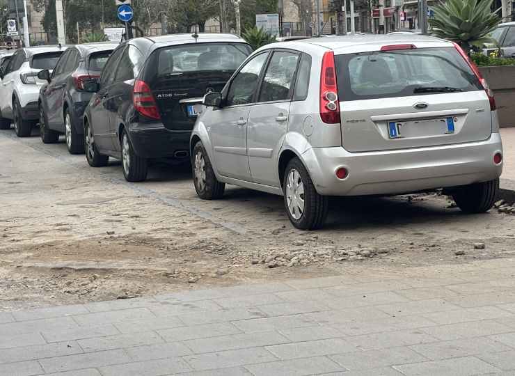 Piazza verga come un colabrodo - FreePressOnline