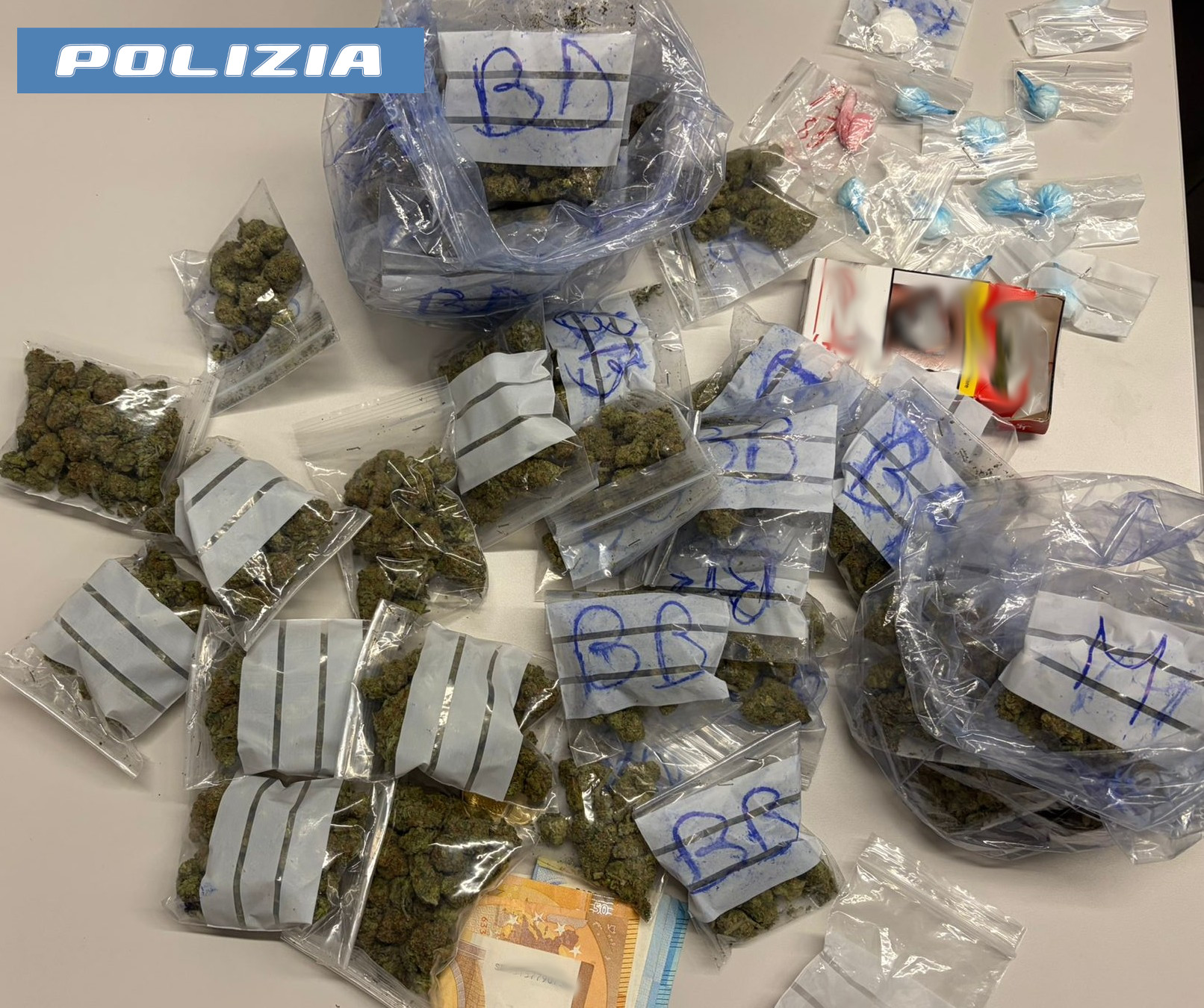 RIDER DELLA DROGA ARRESTATO DALLA POLIZIA DI STATO GIRAVA IN AUTO CON DOSI DI COCAINA E MARIJUANA Catania, arrestato rider della droga con cocaina