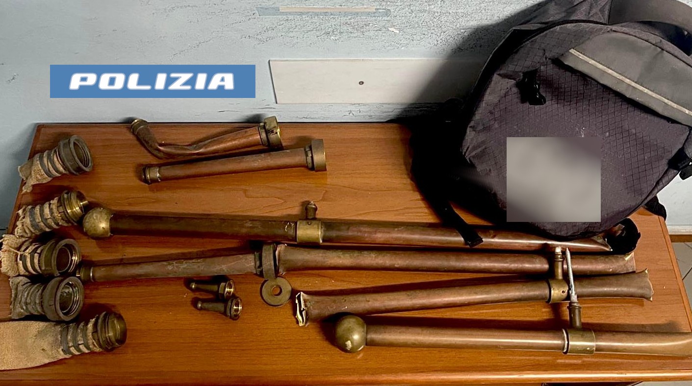 SORPRESO A RUBARE PEZZI IN OTTONE IN UN PALAZZO DI VIA ETNEA PREGIUDICATO FERMATO E DENUNCIATO DALLA POLIZIA DI STATO Catania, ruba corrimano in ottone: denunciato 43enne