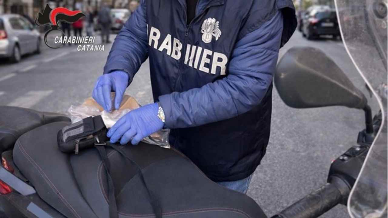 Scambia i Carabinieri per clienti e mostra la droga: arrestato dai carabinieri