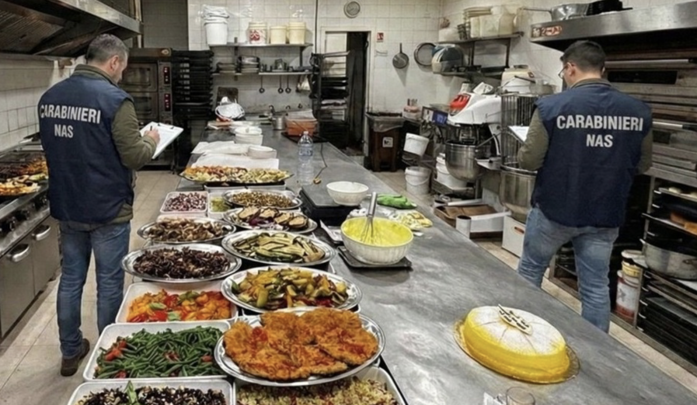 Blatte tra gli alimenti: blitz dei NAS in un centro commerciale