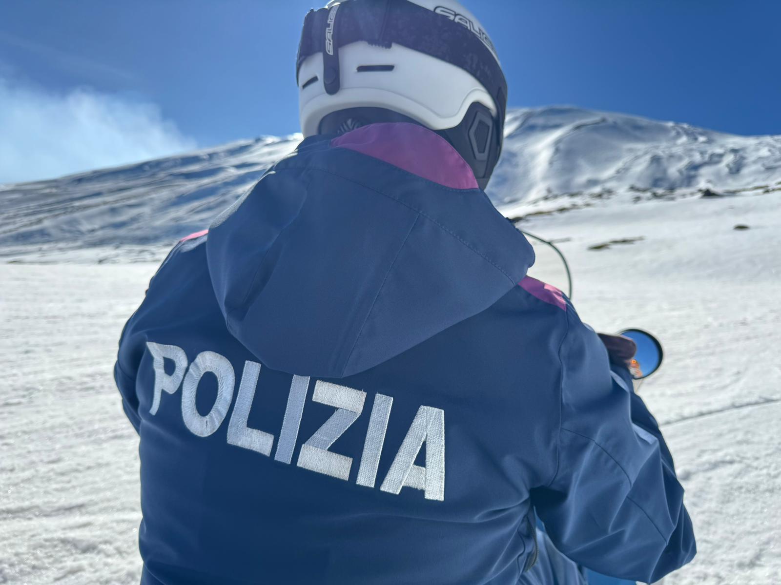 “VOLANTI DELLE NEVI” DELLA POLIZIA DI STATO IN AZIONE TRA I VERSANTI DELL’ETNA, SOCCORSE 5 PERSONE SULLE PISTE DA SCI. SANZIONATI 2 SCIATORI 2 Etna, volanti nevi: 5 soccorsi e 2 sanzioni