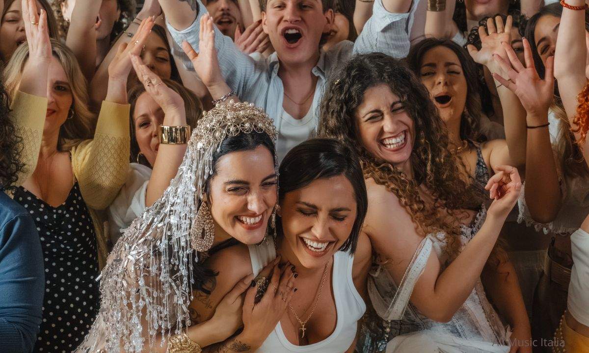 Serena, Levante e Delia cantano “Al mio paese”