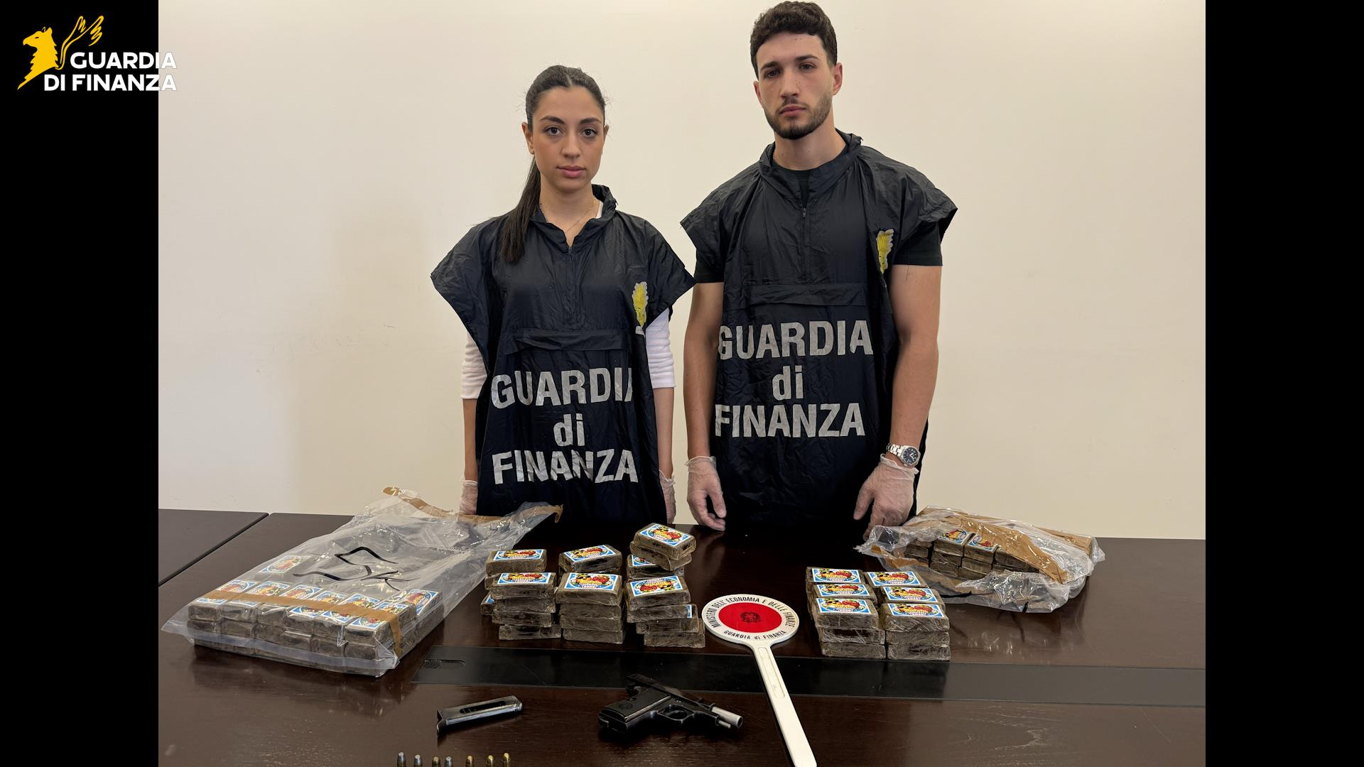 Palagonia, 10 kg hashish e pistola: tre arresti