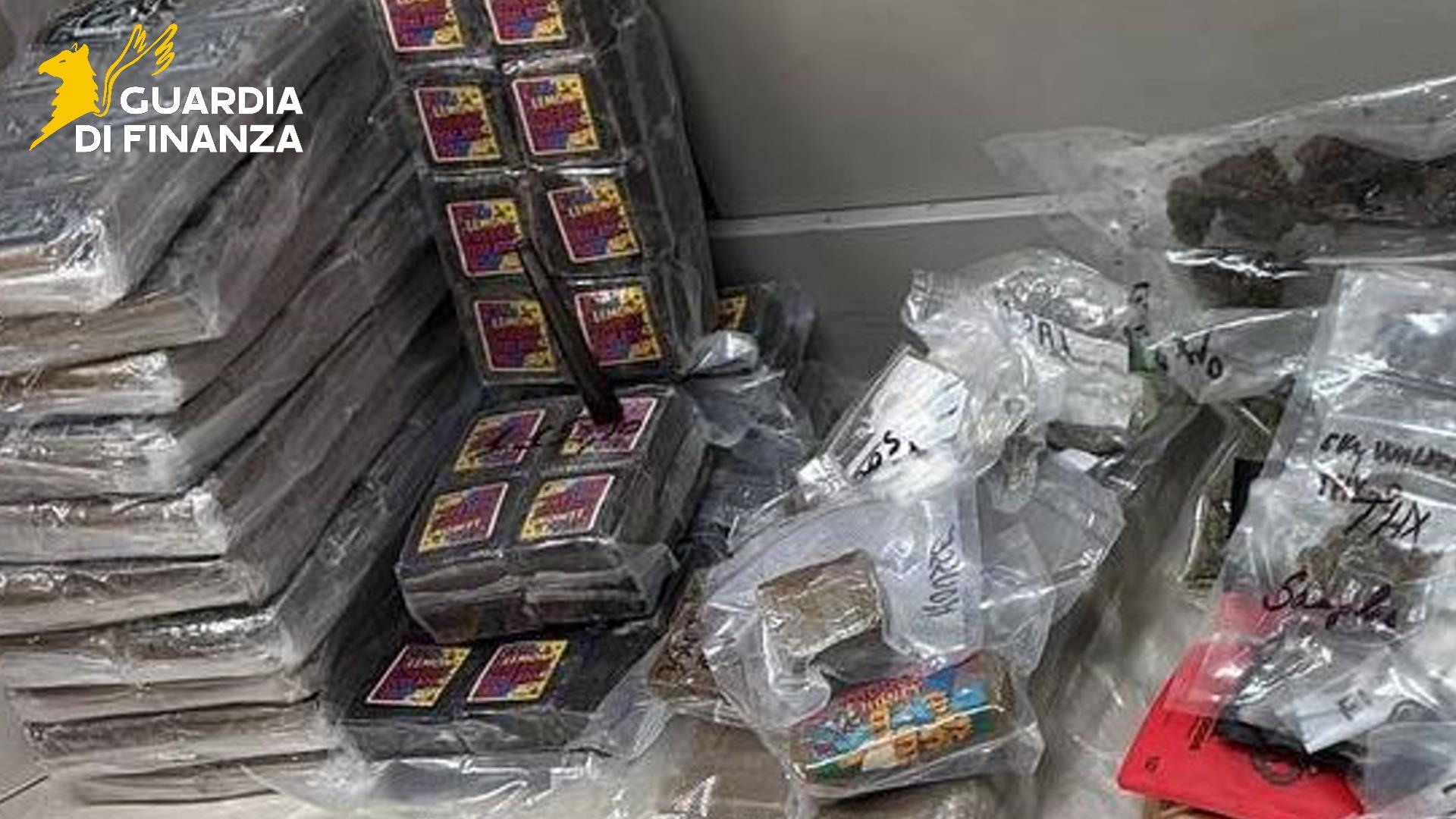 Caltanissetta, sequestrati 23 kg di droga e 86mila euro