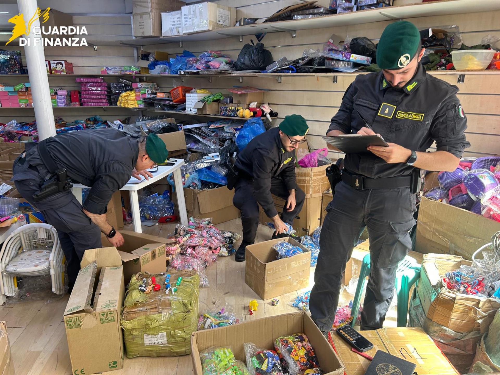 Maxi sequestro di prodotti contraffatti a Catania: oltre 62mila pezzi