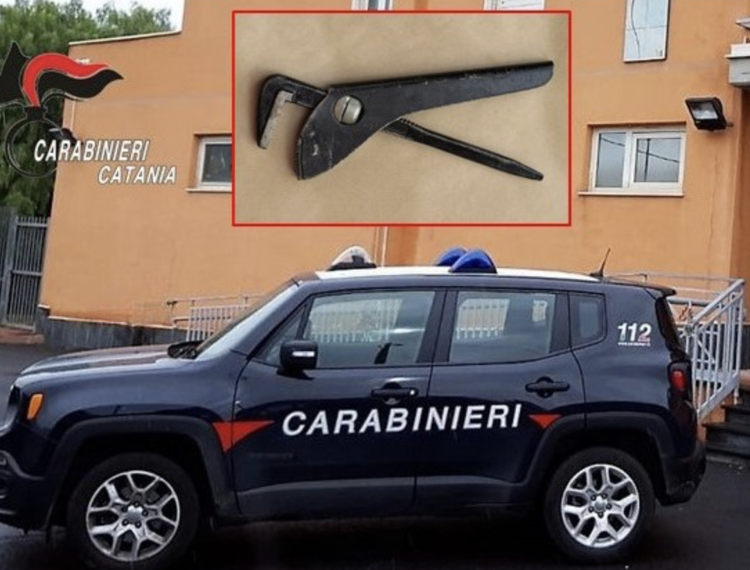 Automobilista di 54 anni colpito alla testa da un 20enne