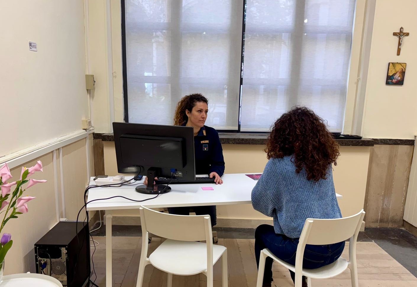 AGGREDISCE L’EX MOGLIE CON UN PUGNO IN FACCIA E LA MINACCIA DI MORTE 34ENNE ARRESTATO DALLA POLIZIA DI STATO Pugno in faccia alla ex, arrestato