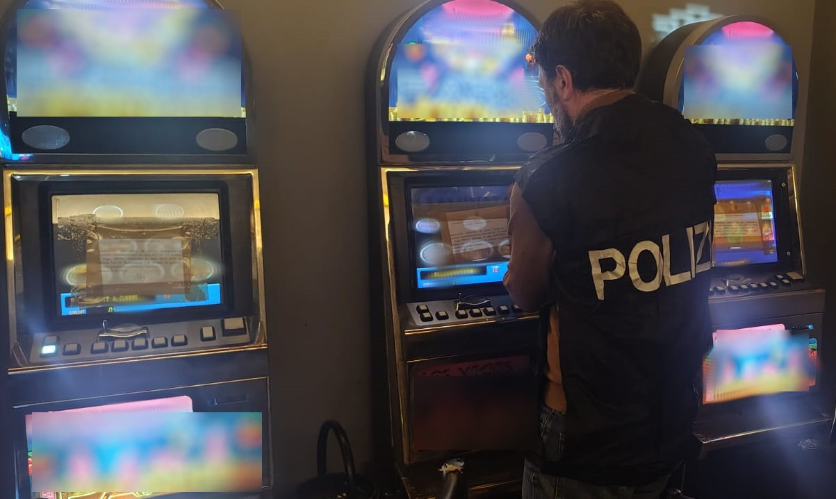 CONTRASTO AL GIOCO ILLEGALE SEQUESTRATI 9 VIDEO POKER E 8 SLOT MACHINE TROVATI DALLA POLIZIA DI STATO IN UN CIRCOLO CULTURALE. SANZIONI PER 188 MILA EURO (3) Blitz anti-slot illegali: sequestrate 17 macchine