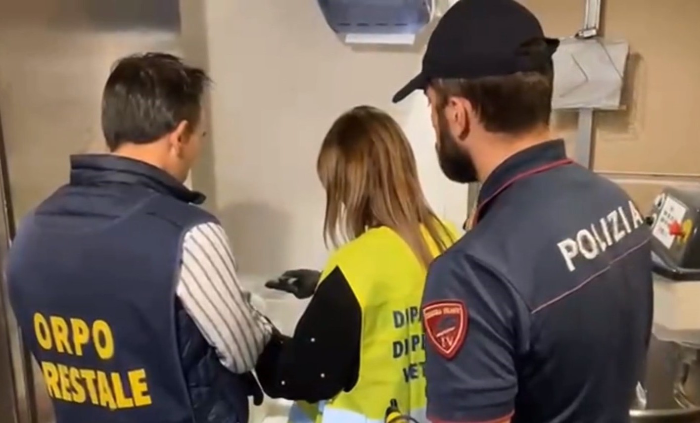 – CONTROLLI DELLA TASK FORCE COORDINATA DALLA POLIZIA DI STATO IN 2 RISTORANTI. SANZIONI PER 18.500 EURO Controlli a Catania: irregolarità su sicurezza e lavoro