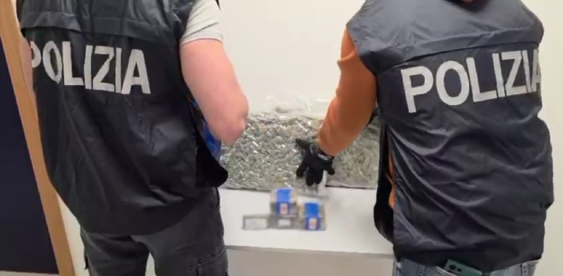 – CORRIERI DELLA DROGA ARRESTATI DALLA POLIZIA DI STATO A MASCALI IN DUE BUSTE ERANO NASCOSTI 3 KG DI MARIJUANA E 2,5 KG DI HASHISH Mascali, arrestati corrieri con 5,5 kg di droga