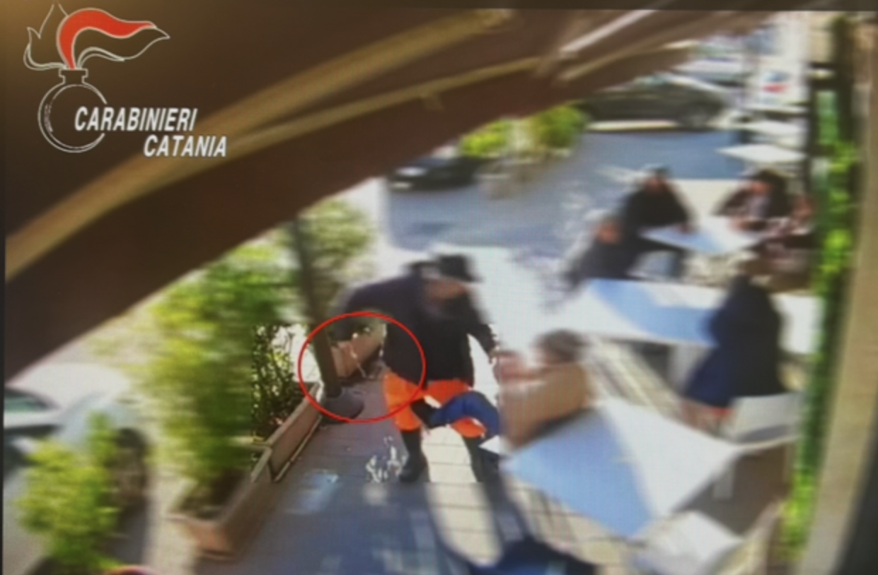 Calatabiano, accoltella un ammiratore della sorella