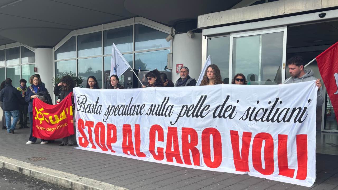 Caro voli Sicilia il sit in delle proteste sindacali – 202604206 FreePressOnline Sicilia Caro voli di Pasqua, il sit in a Fontanarossa: «Tornare a casa è impossibile»