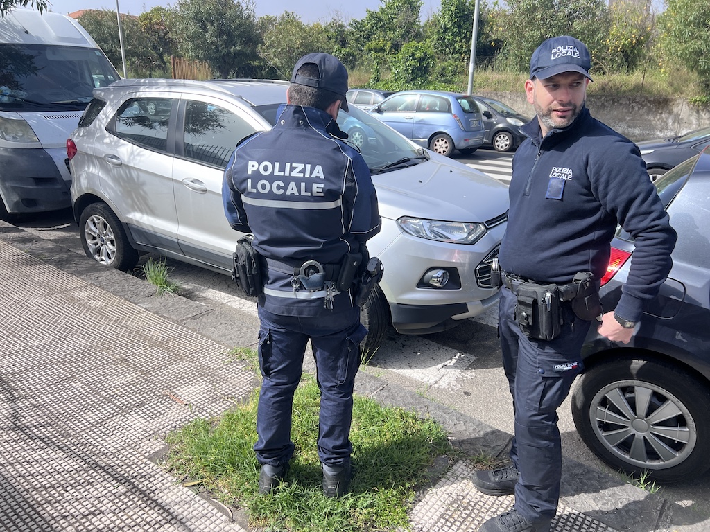 Riposto, stretta contro il parcheggio selvaggio: 35 multe della Polizia Locale