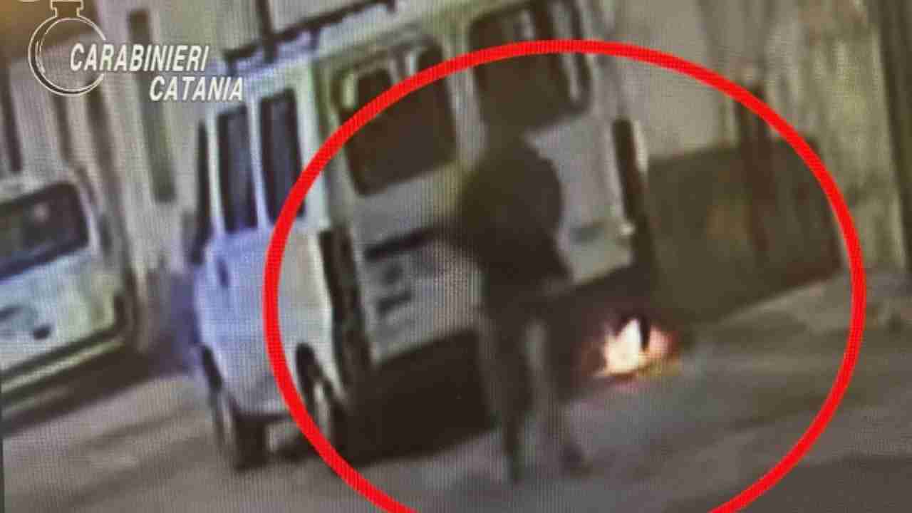 Dà fuoco al furgone perché “troppo vicino casa”