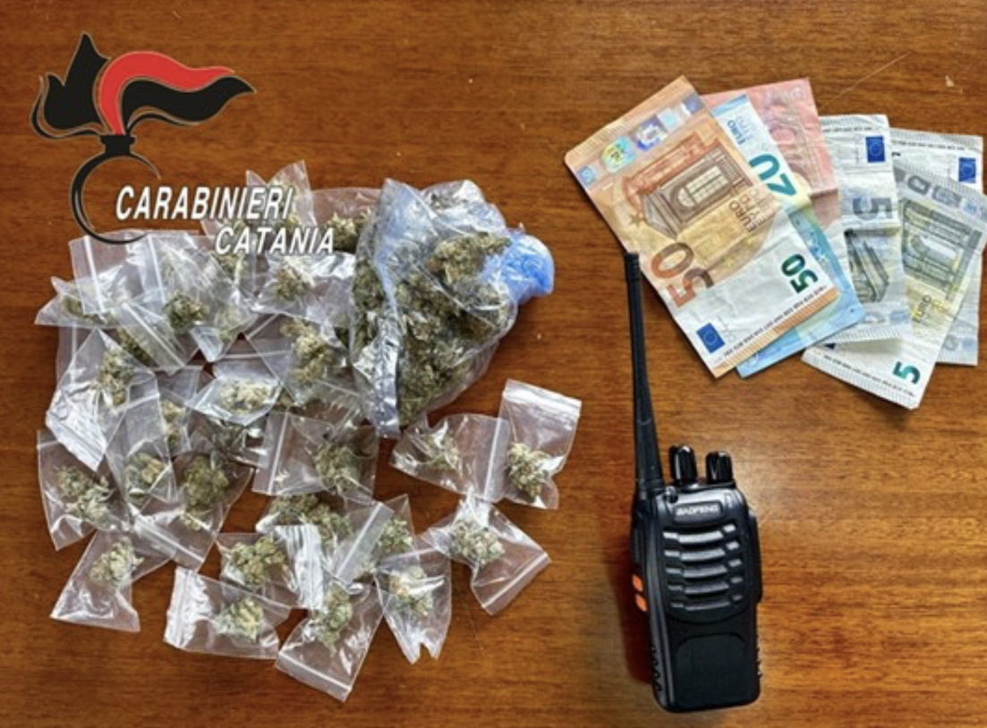 Catania, sorpreso a spacciare con la radio in mano