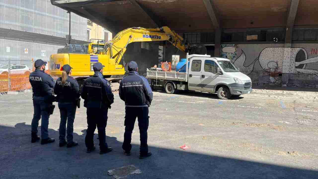 Demolizione piazza Pietro Lupo – 20260407 FreePressOnline Dall’incuria dell’amministrazione pubblica il via libera alle occupazioni