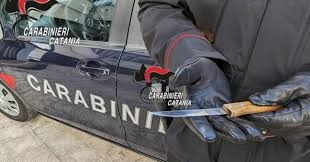 Nascondeva un coltello in auto