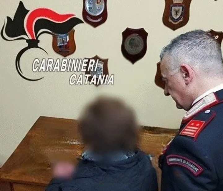 Catania, aggredisce la madre: arrestato 22enne