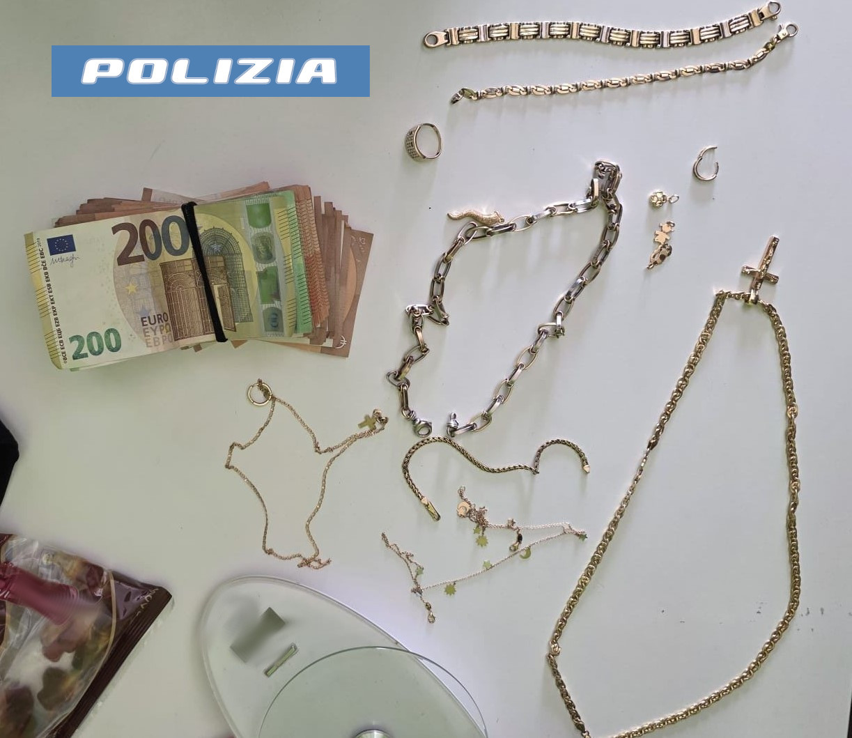 Furto in abitazione a Caltagirone minore arrestato, recuperati 20mila euro e 100grammi di oro. Furto in casa, minore arrestato
