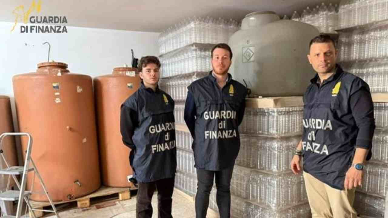 GdiF sequestrati 8000 litri di vino – 20260429 FreePressOnline Chiusa cantina abusiva, sotto sequestro 8.000 litri di vino