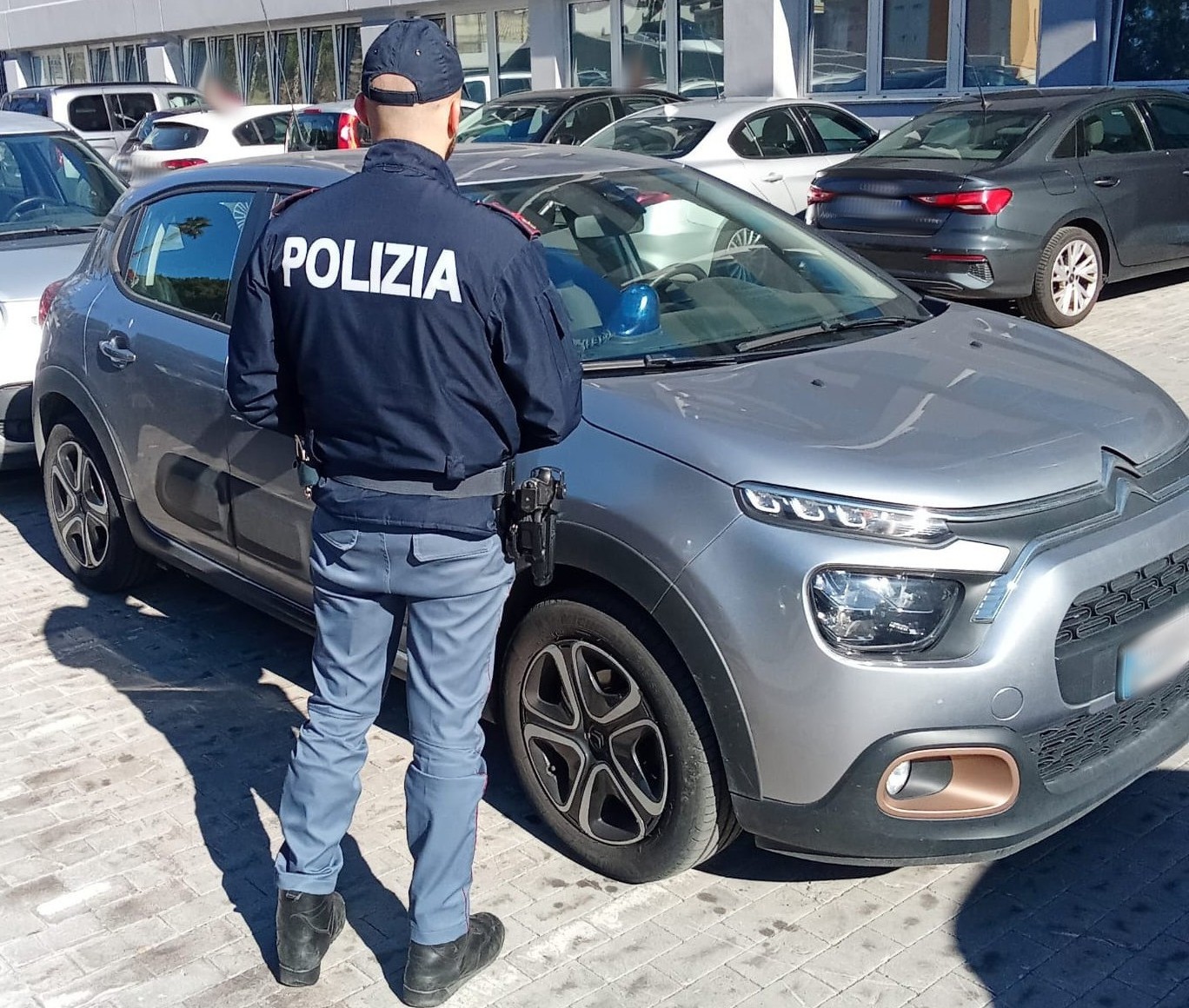 IN AUTO CON UN LAMPEGGIANTE DELLE FORZE DELL’ORDINE, PREGIUDICATO ADRANITA FERMATO DALLA POLIZIA DI STATO SU DI LUI PENDEVA UN ORDINE DI CARCERAZIONE Pregiudicato in auto con lampeggiante delle Forze dell’Ordine