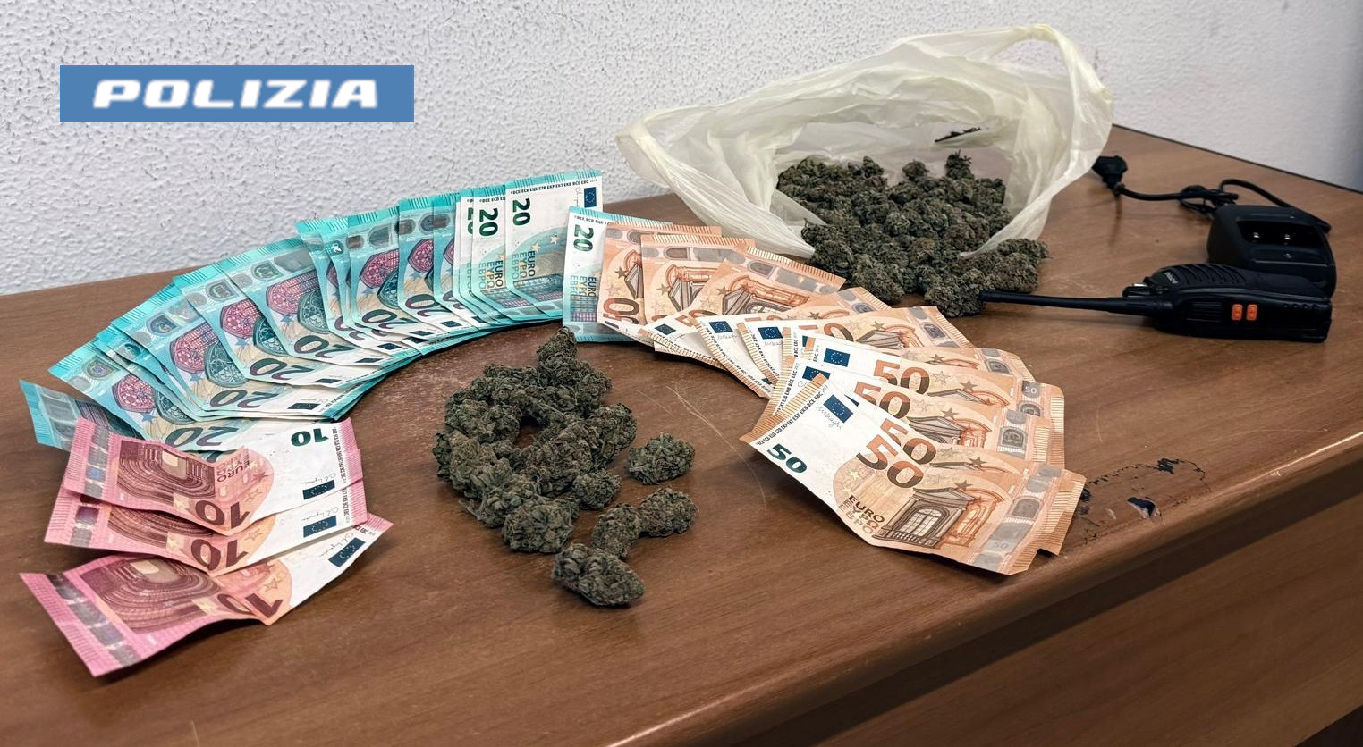 Polizia arresta pusher con droga soldi e radiolina