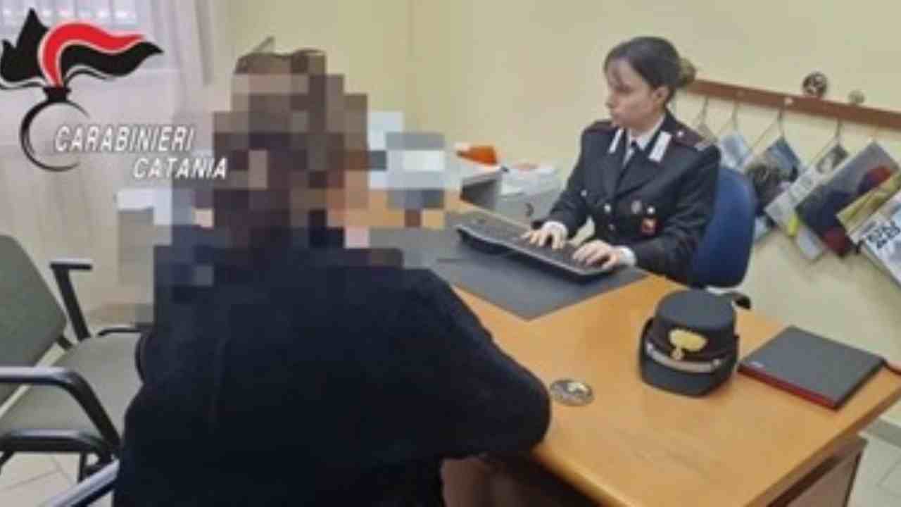 Picchia la madre perché non gli sblocca il bancomat: arrestato dai Carabinieri