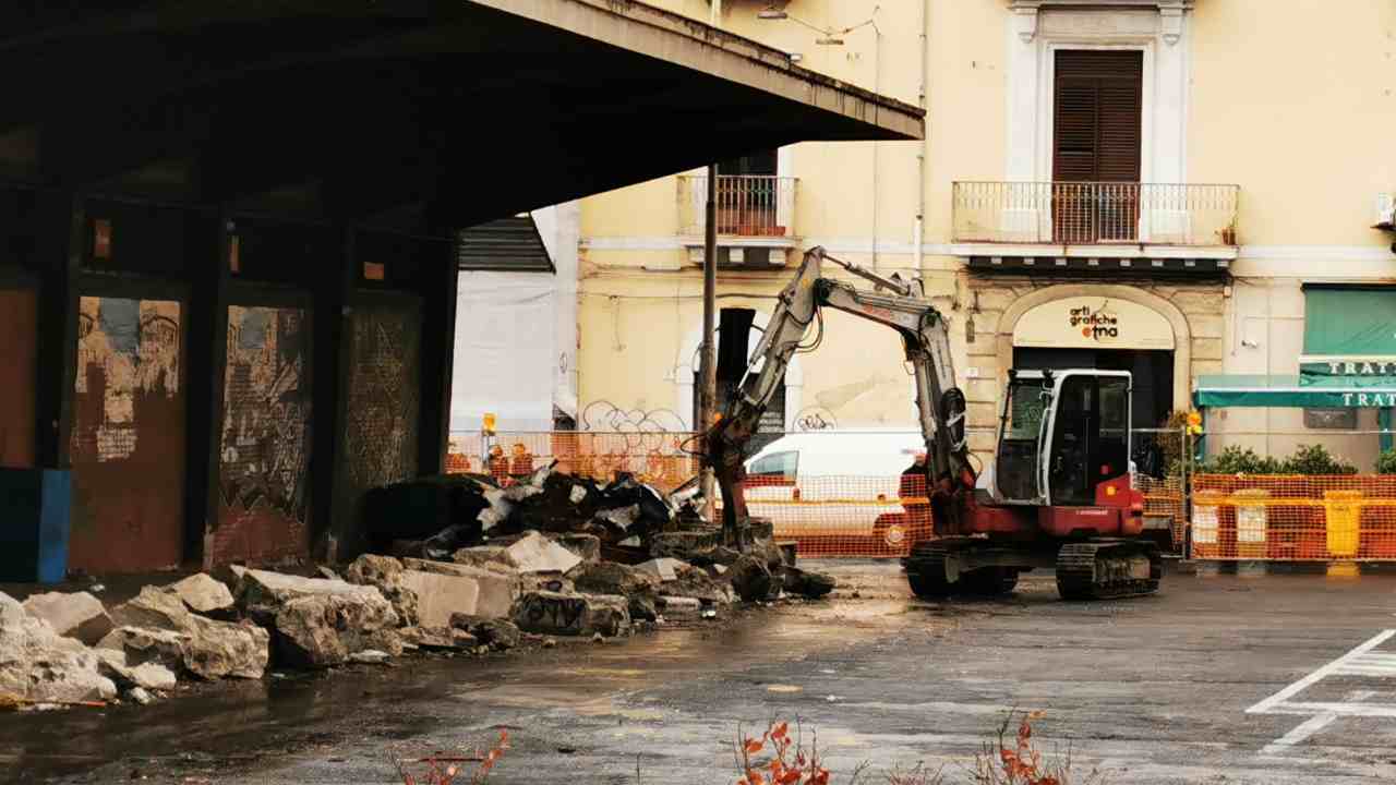 Catania, operai senza protezioni nel cantiere di piazza Pietro Lupo: Cgil e Fillea chiedono chiarimenti