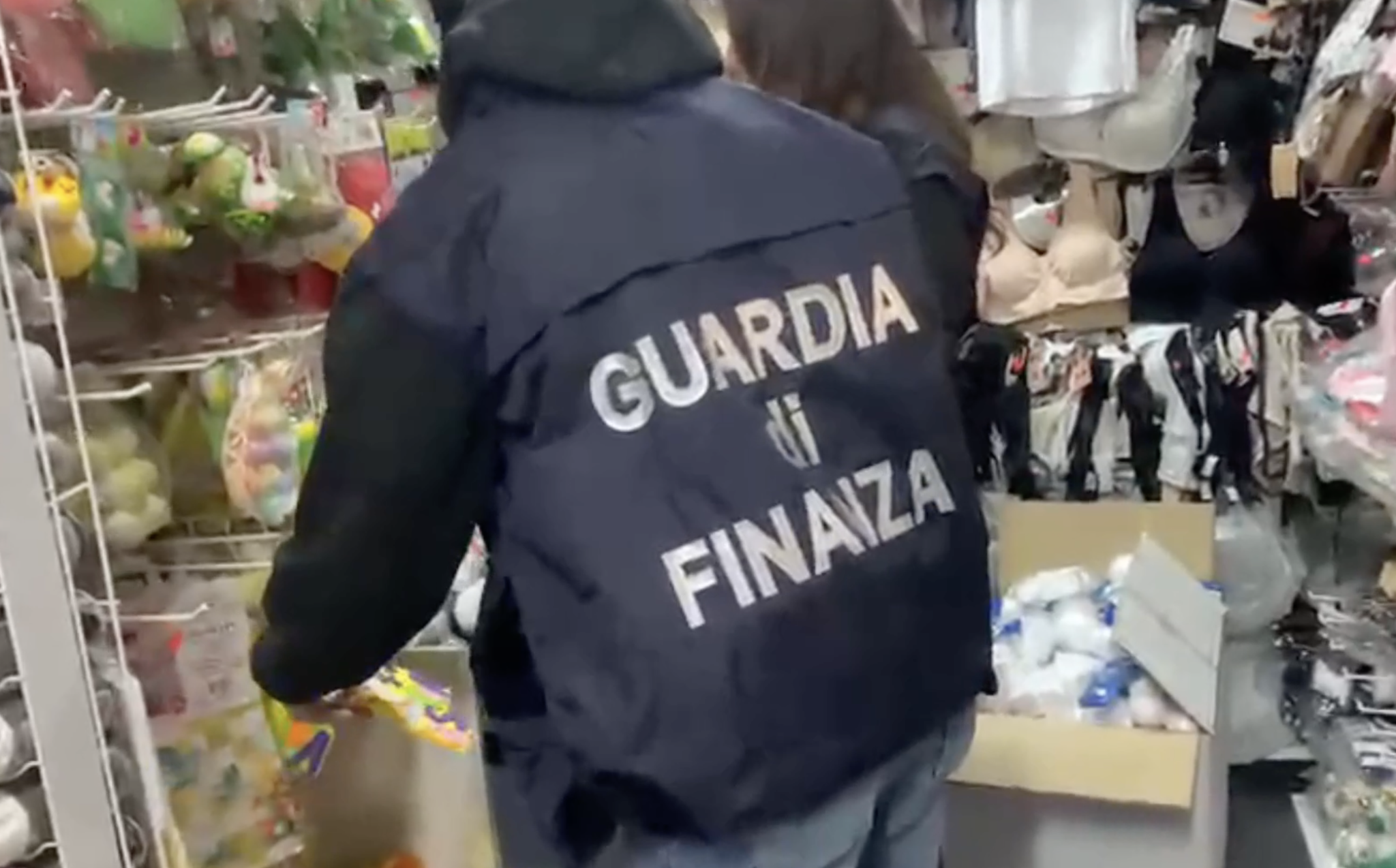 Giardini Naxos, sequestrati oltre 22 mila articoli non sicuri