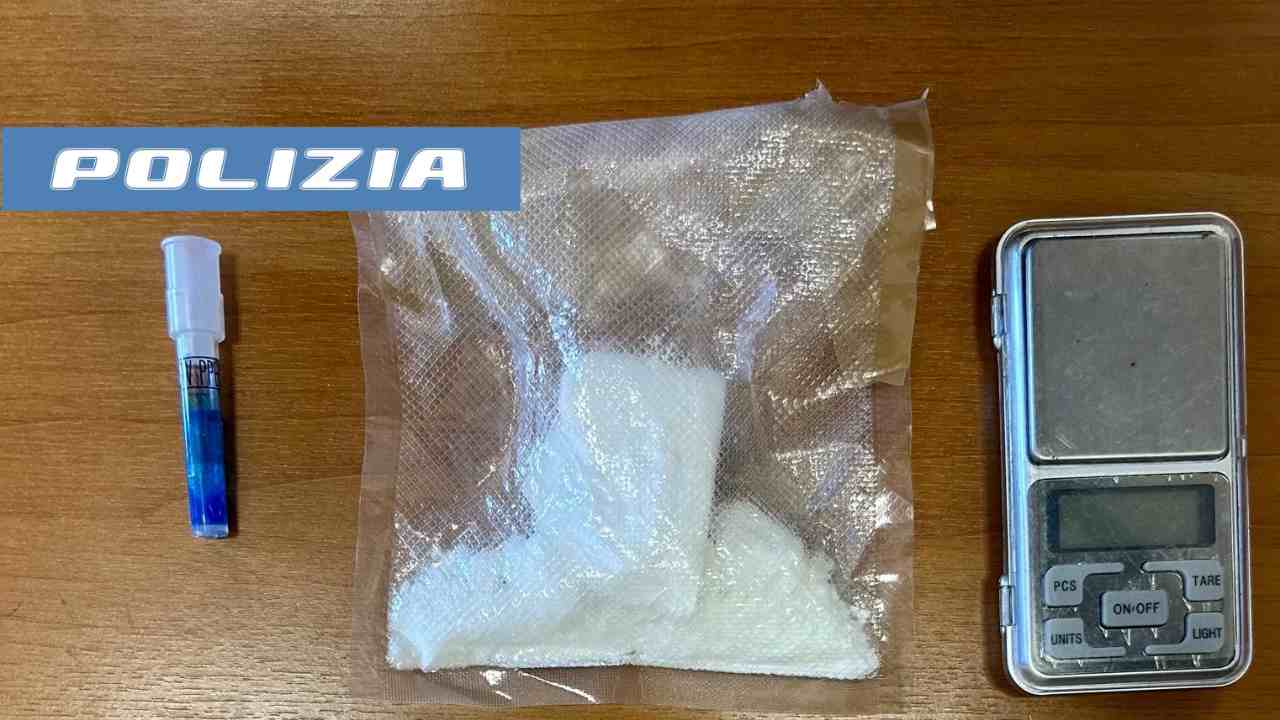 Nascondeva la cocaina negli slip arrestato dalla polizia – 20260428 FreePressOnline Nascondeva la cocaina negli slip: arrestato dalla polizia